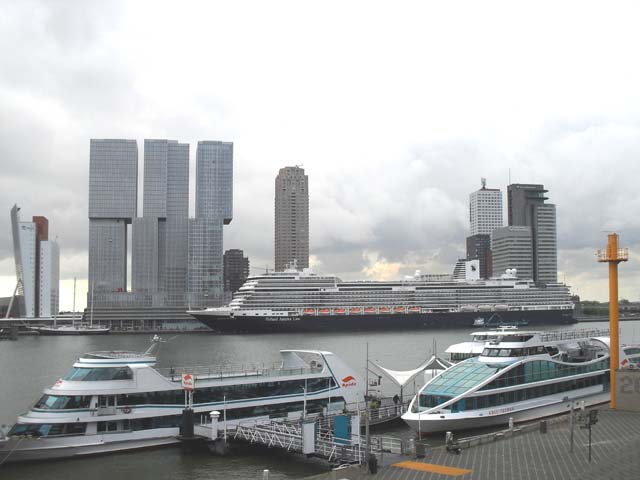 Cruiseschip ms Nieuw Statendam van de Holland America Line aan de Cruise Terminal Rotterdam